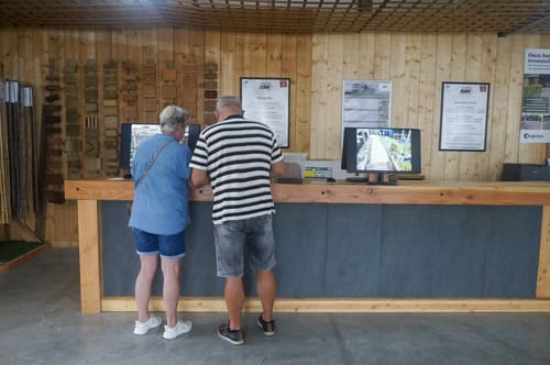 Klanten in de winkel van Zamsierbestrating.nl